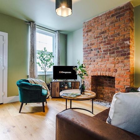 New! Gorgeous 2-Bed Home In Chester City Centre By 53 Degrees Property - Incredible Location, Ideal For Small Groups - Sleeps 6! المظهر الخارجي الصورة