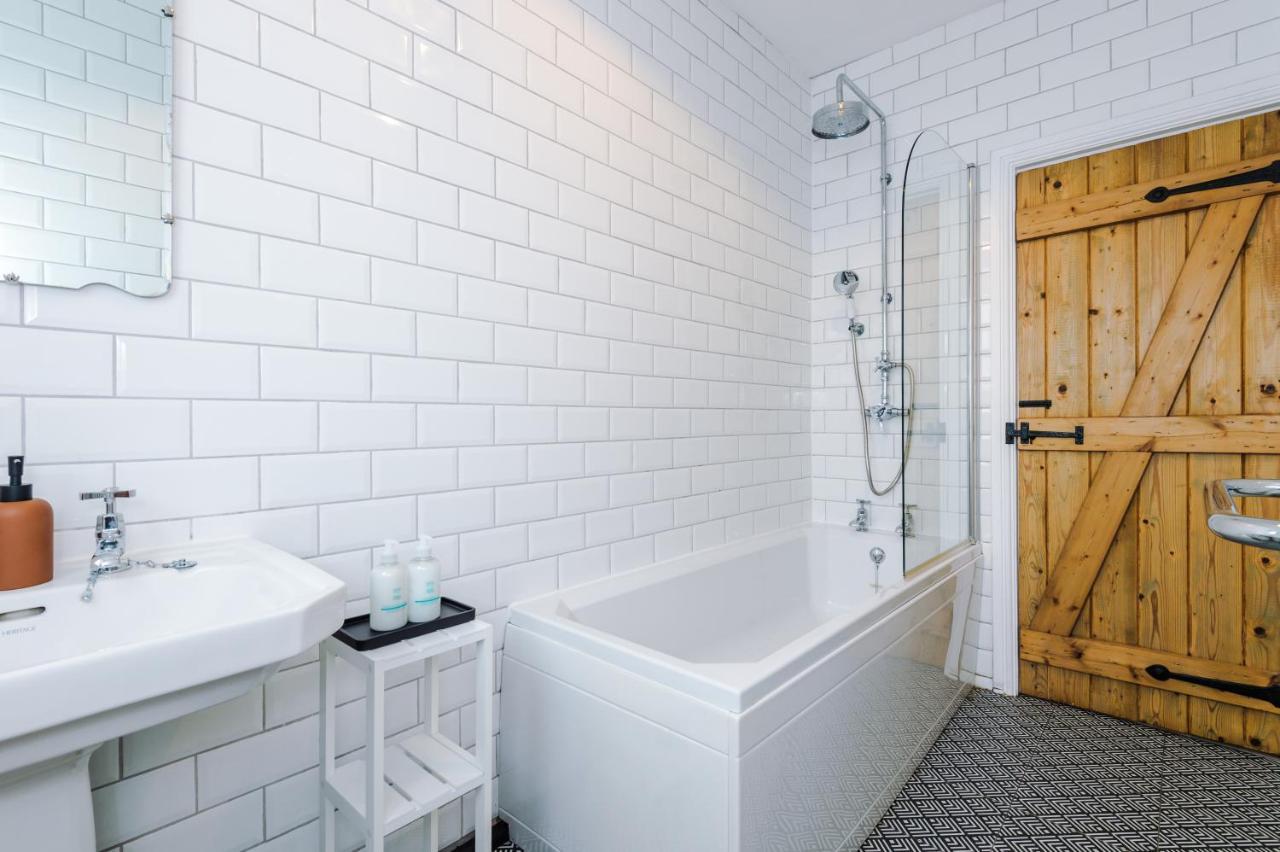 New! Gorgeous 2-Bed Home In Chester City Centre By 53 Degrees Property - Incredible Location, Ideal For Small Groups - Sleeps 6! المظهر الخارجي الصورة