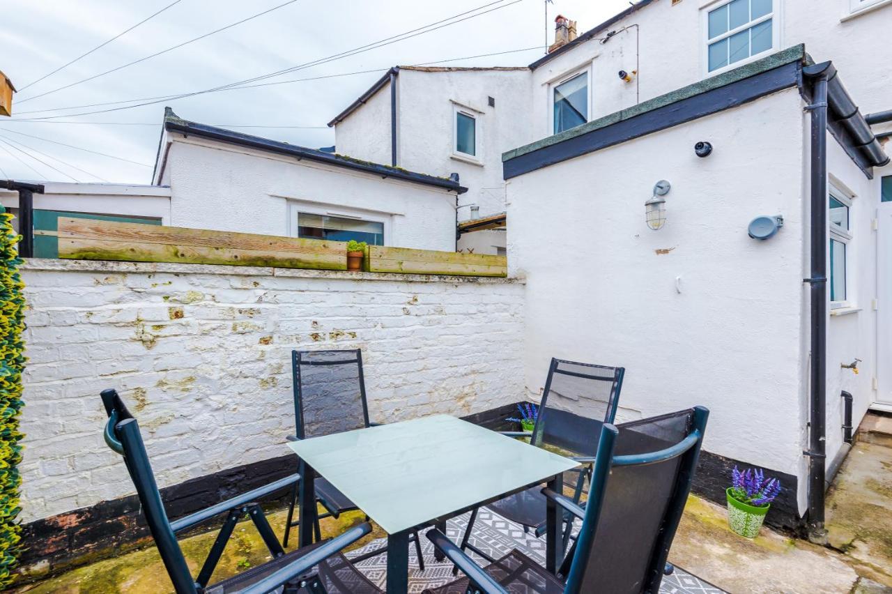 New! Gorgeous 2-Bed Home In Chester City Centre By 53 Degrees Property - Incredible Location, Ideal For Small Groups - Sleeps 6! المظهر الخارجي الصورة