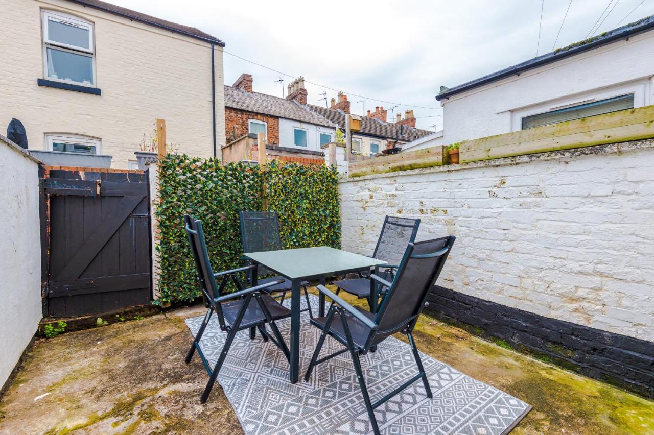 New! Gorgeous 2-Bed Home In Chester City Centre By 53 Degrees Property - Incredible Location, Ideal For Small Groups - Sleeps 6! المظهر الخارجي الصورة