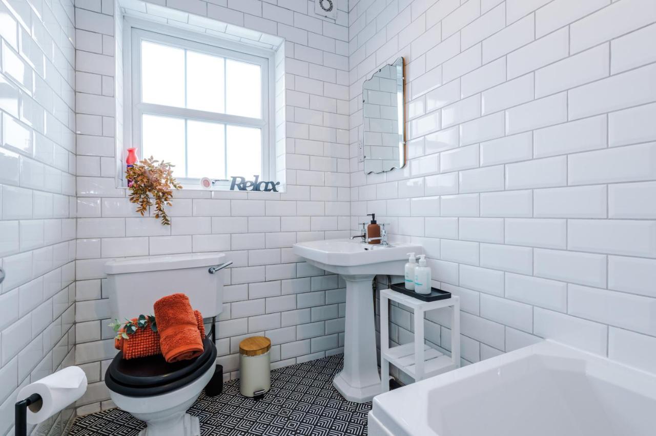 New! Gorgeous 2-Bed Home In Chester City Centre By 53 Degrees Property - Incredible Location, Ideal For Small Groups - Sleeps 6! المظهر الخارجي الصورة